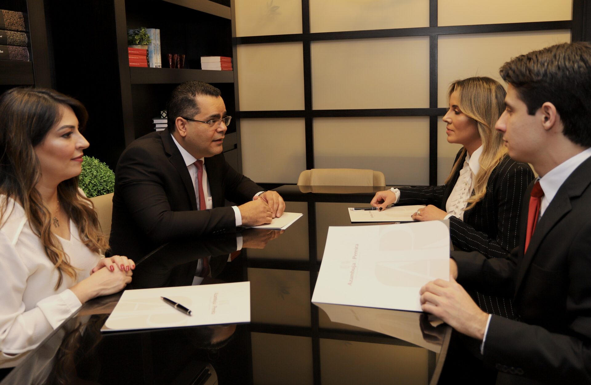 Ilustração dos advogados do escritório